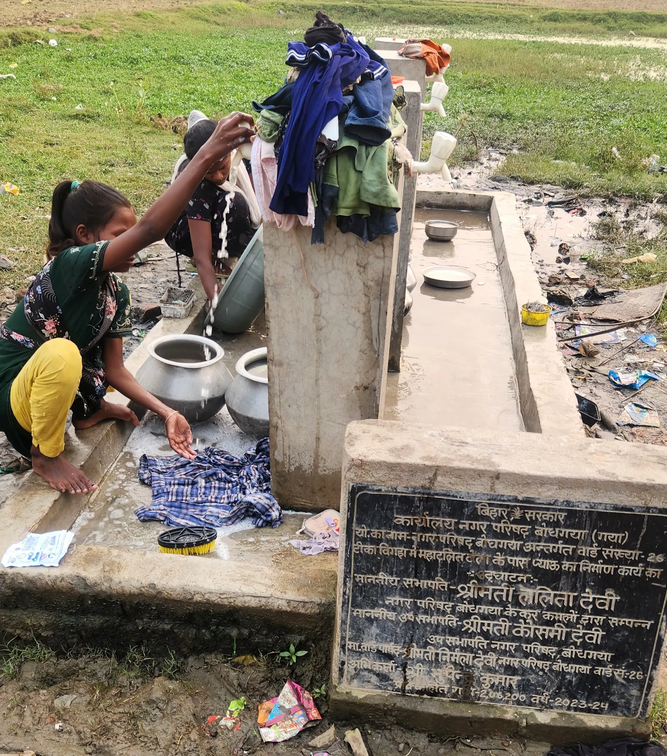 children-at-standpost-bodh-gaya
